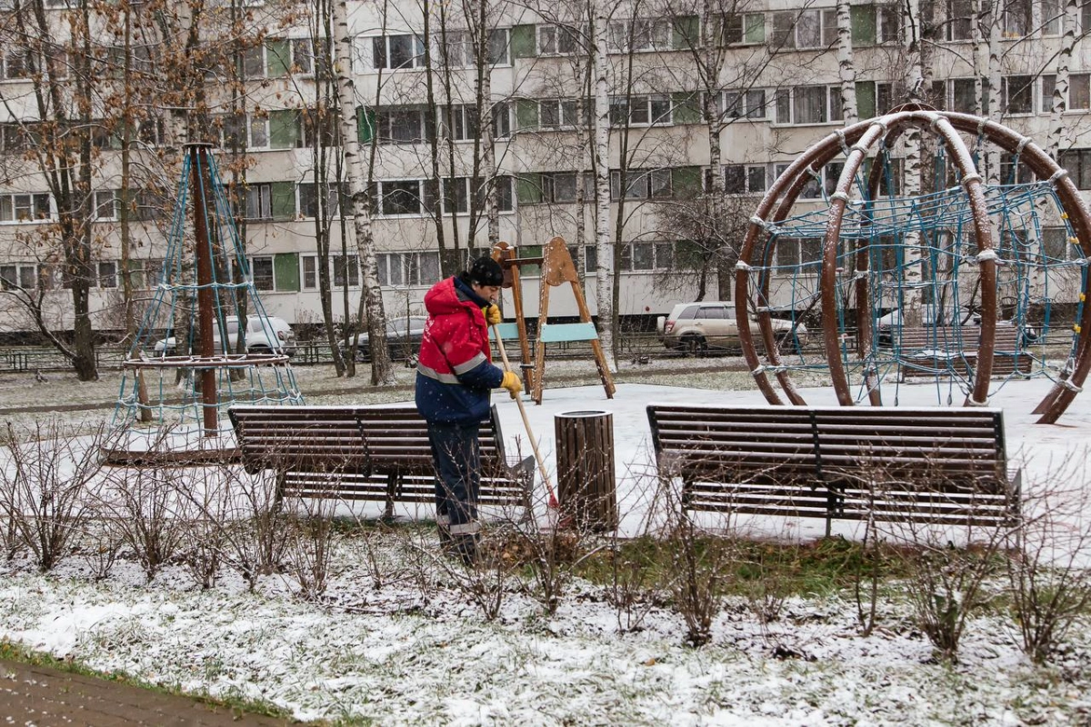 Почти 4 тыс. дворников и более 600 ед. спецтехники: как в Петербурге борются со снегом - tvspb.ru
