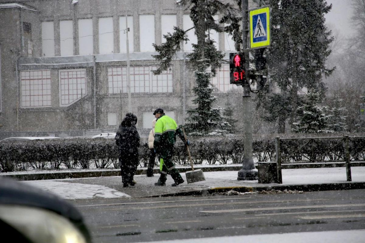Зимой без луж: в Петербурге коммунальщики ускорили очистку системы водоотведения - tvspb.ru