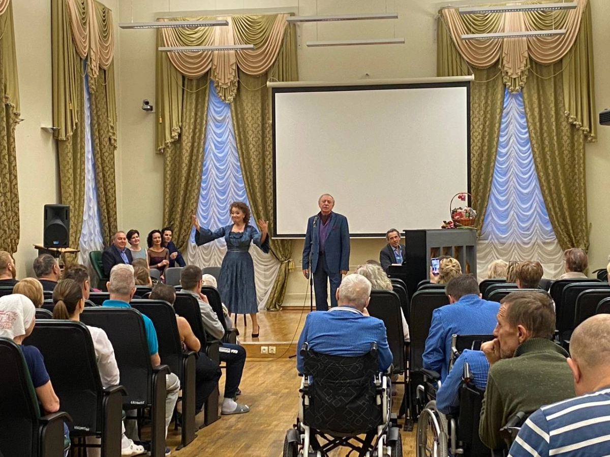 Театр им. Ленсовета сыграл спектакль для пациентов Мариинской больницы - tvspb.ru