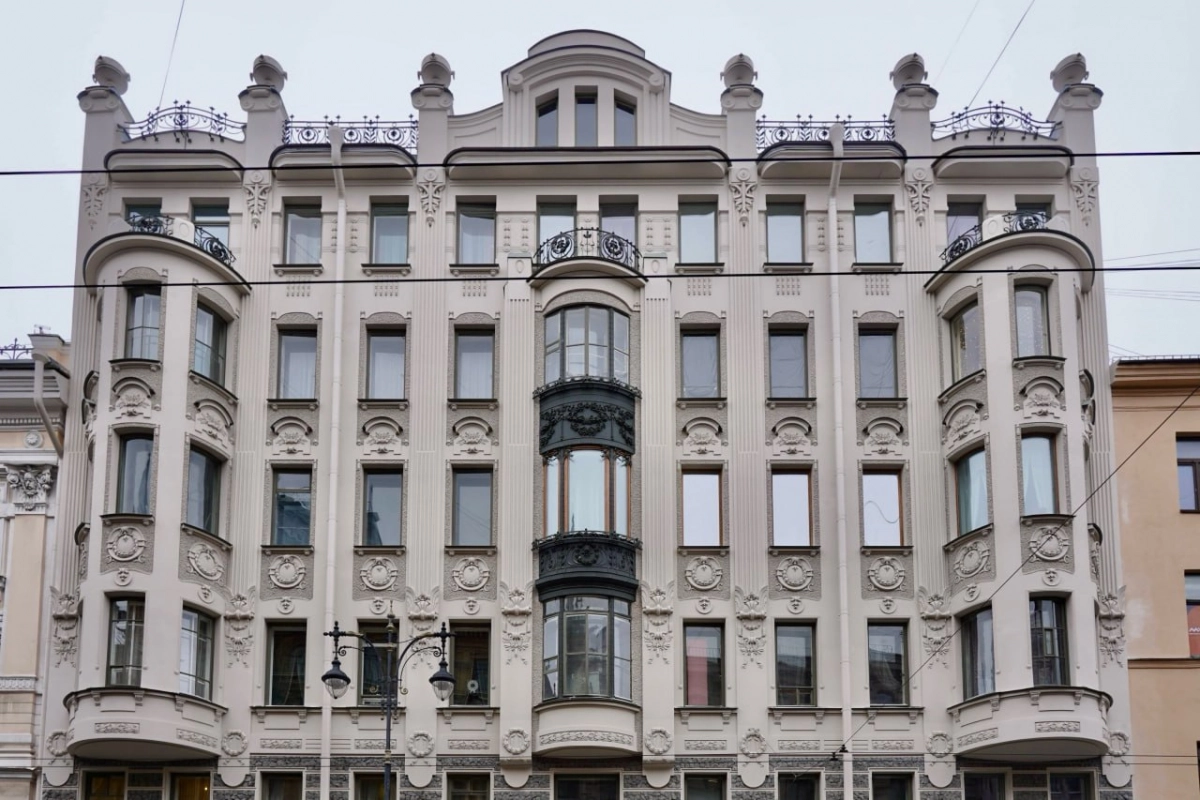 С фасада дома Екимова на Кирочной улице сняли строительные леса - tvspb.ru