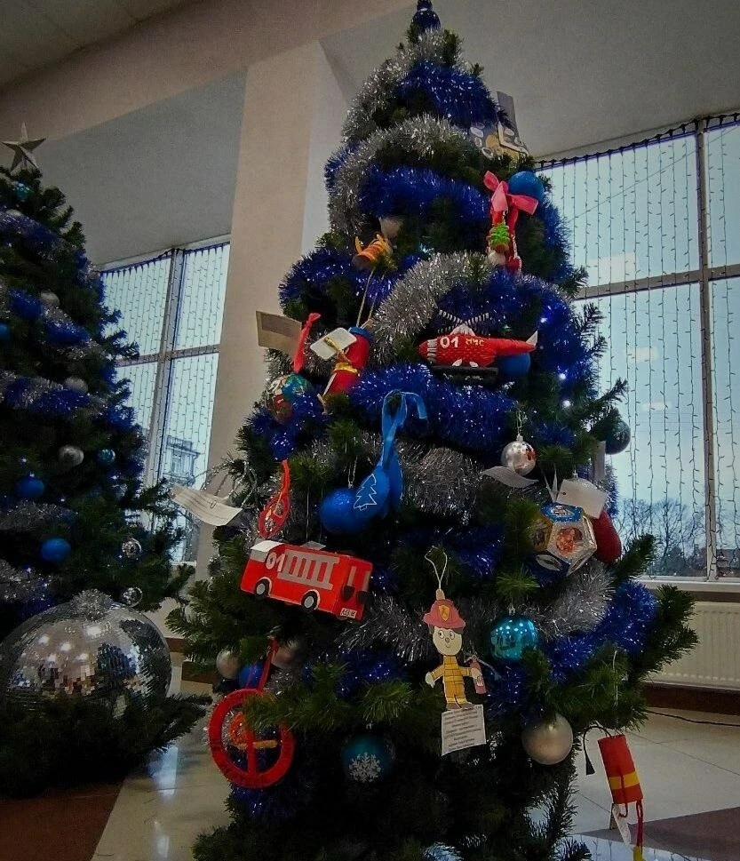 Петербургские спасатели напомнили, как безопасно украсить дом к празднику - tvspb.ru