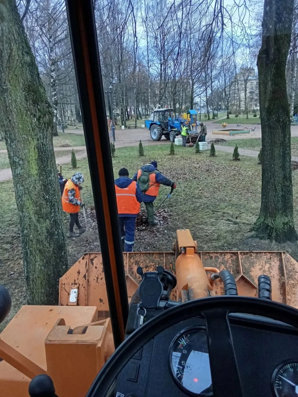 Как коммунальные службы Петербурга работают с учетом аномально теплой погоды - tvspb.ru