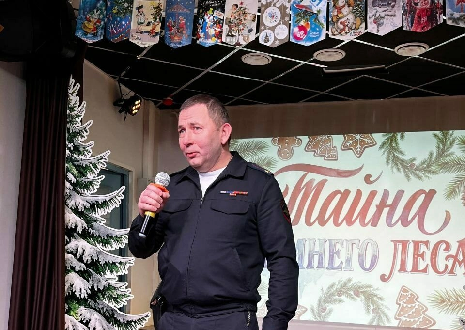 Сотрудники Госавтоинспекции поздравили воспитанников центра «Прометей» с Новым годом - tvspb.ru