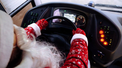 Деды Морозы и Снегурочки появились на автобусных маршрутах Петербурга