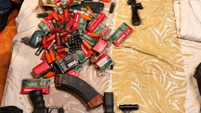 Избил приятеля и бросил на улице: в Ленобласти задержали владельца подпольного арсенала