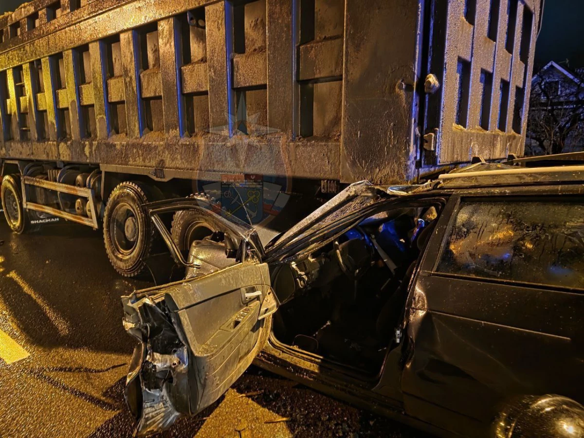 Водитель Lada оказался под колесами грузовика на трассе М-10 в поселке Ушаки - tvspb.ru