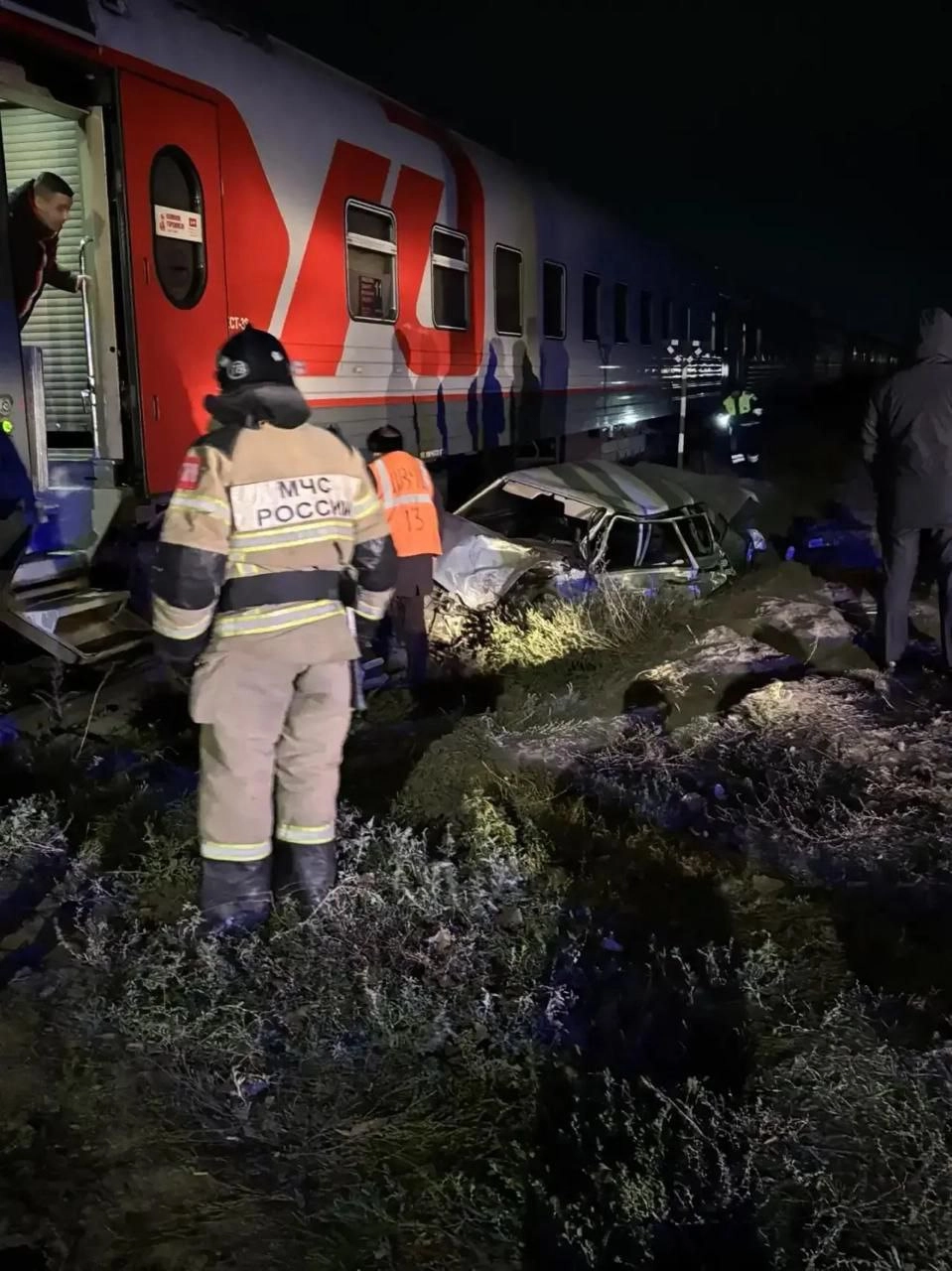 Пассажирский поезд протаранил легковушку по пути из Сочи в Петербург - tvspb.ru