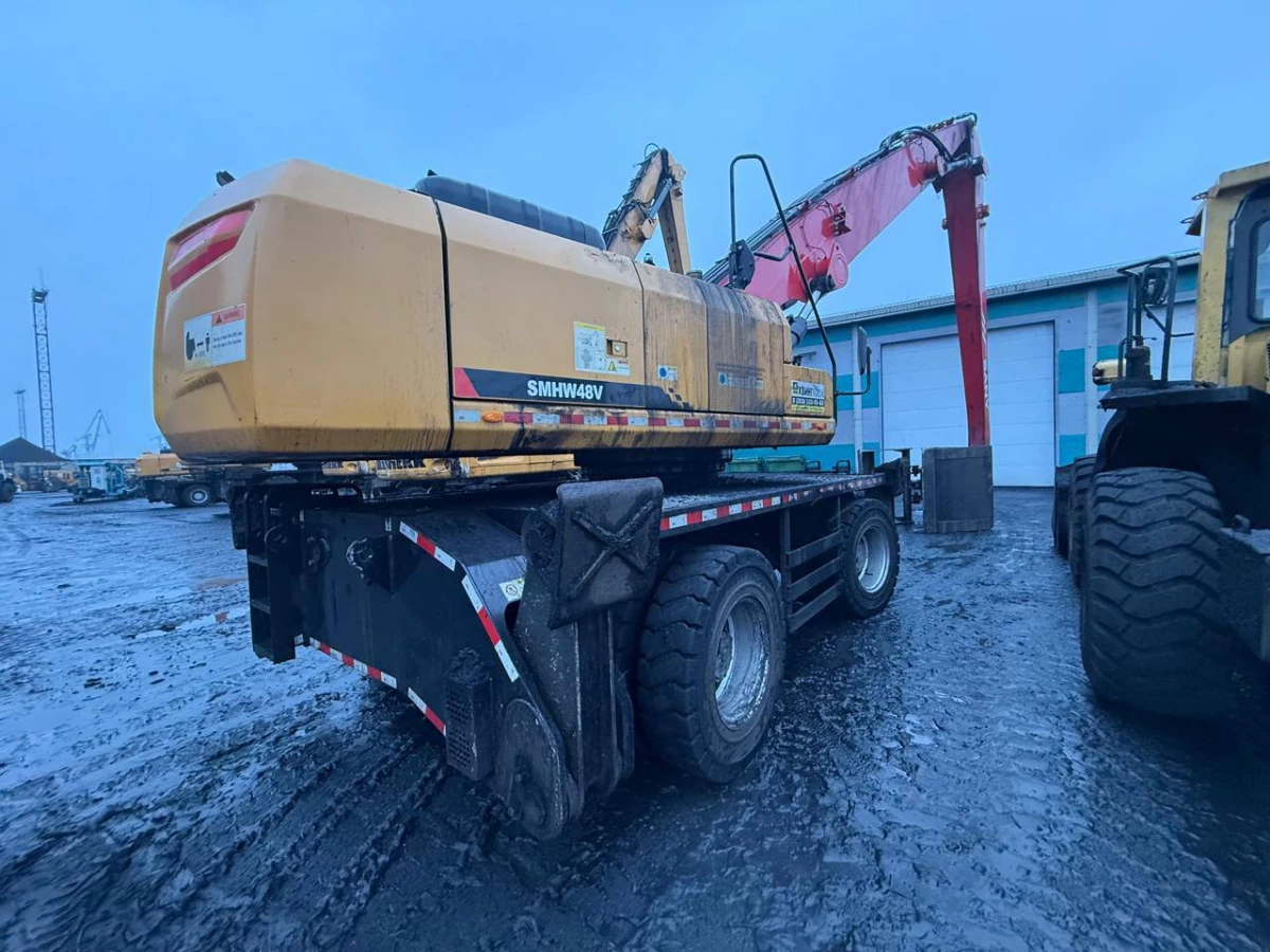 В порту Усть-Луги рабочего убило ковшом экскаватора - tvspb.ru