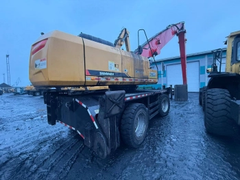 В порту Усть-Луги рабочего убило ковшом экскаватора