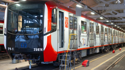 «Балтиец» в ливрее «70 лет метрополитену» вышел на «красную» линию метрополитена