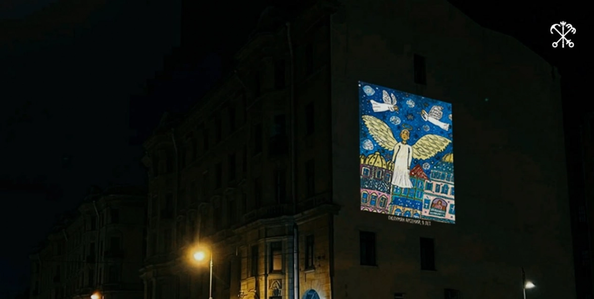 Детские новогодние рисунки украсили фасады домов в Петербурге - tvspb.ru