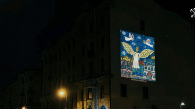 Детские новогодние рисунки украсили фасады домов в Петербурге