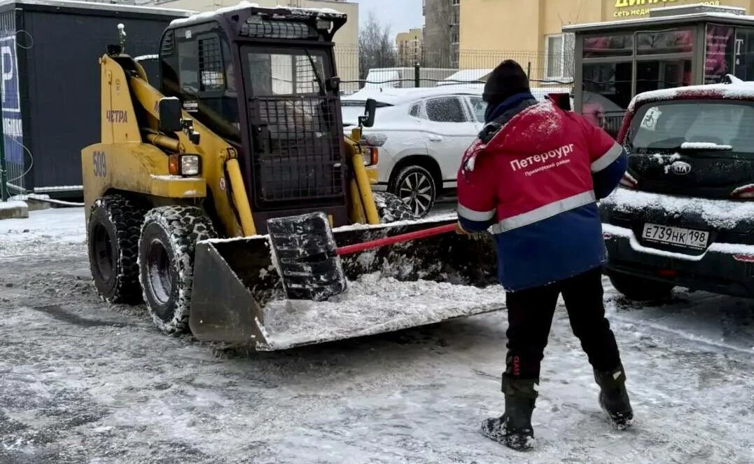 Более 4300 дворников убирают улицы и дворы Петербурга - tvspb.ru