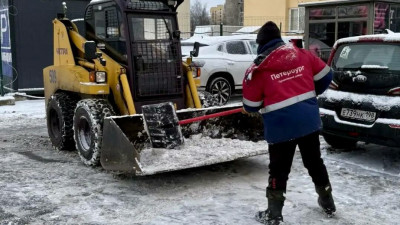 Более 4300 дворников убирают улицы и дворы Петербурга