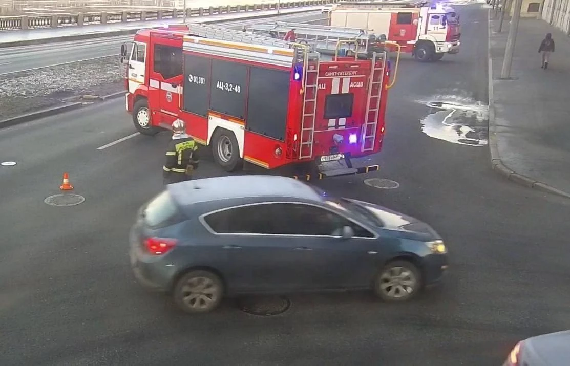 Холодная вода вытекла на проезжую часть Пироговской набережной - tvspb.ru