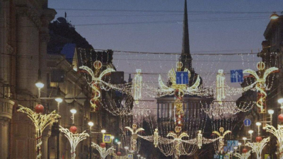 На Невском проспекте включили праздничную подсветку