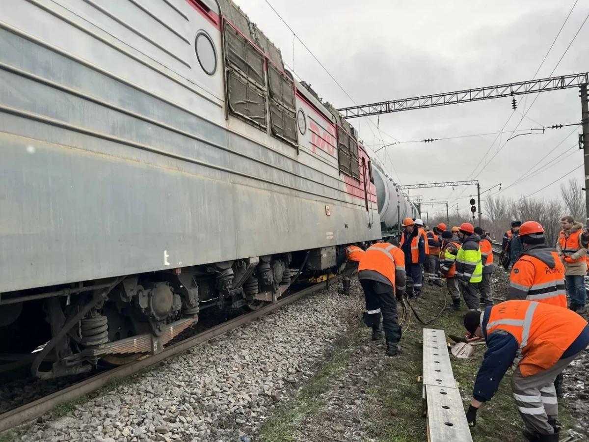 Из-за схода локомотива в Ростовской области задержаны более 20 поездов дальнего и пригородного следования - tvspb.ru