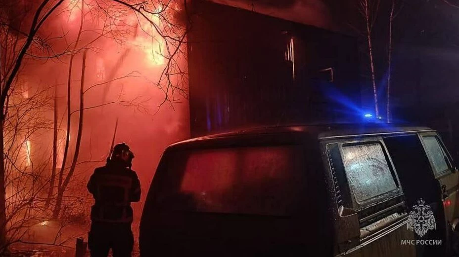 В Кингисеппском районе произошёл сильный пожар в общежитии - tvspb.ru