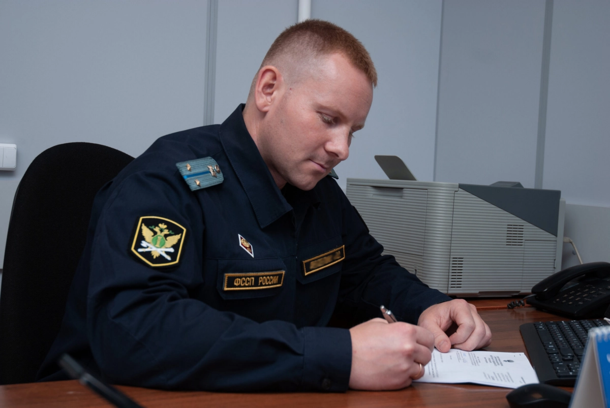 Петербургские приставы помогли пенсионерке получить компенсацию после падения у магазина - tvspb.ru