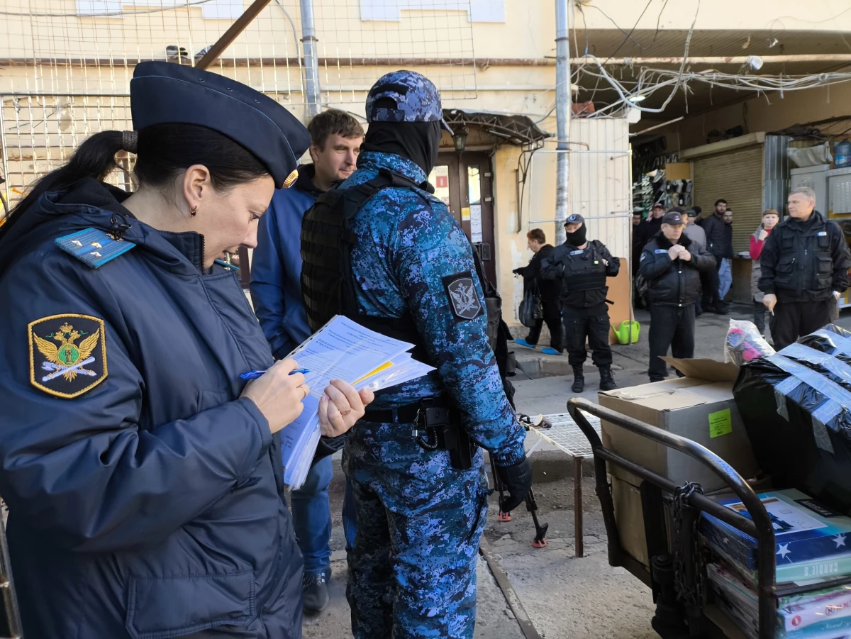 Конец нелегальной торговли: приставы освободили Апраксин двор от незаконных магазинов - tvspb.ru