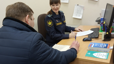 Новогодний подарок: бывший работодатель выплатил инженеру из Петербурга 1,2 миллиона рублей