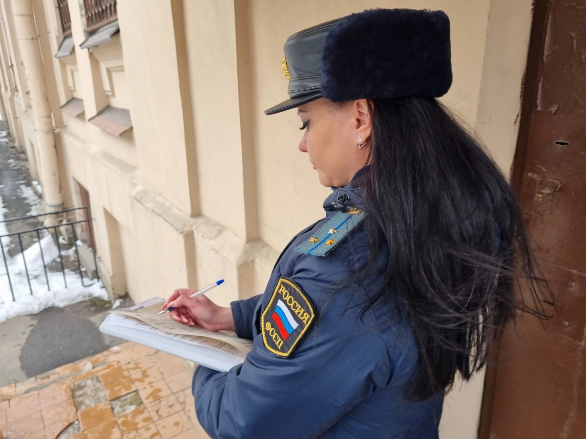 Петербуржец добился ремонта на лестничной площадке с помощью судебных приставов - tvspb.ru