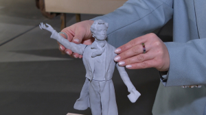 Заглянуть памятнику в глаза: секреты работы скульпторов на каждом этапе работы в Мастерской Аникушина