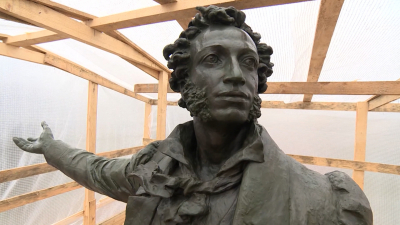 Памятник Пушкину на площади Искусств до конца года освободят от строительных лесов