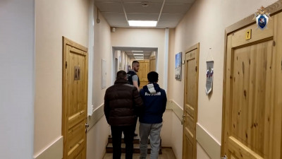 Суд арестовал мигранта, который пытался дать участковому взятку в 100 тысяч рублей