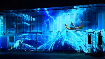 «Ощутить суть того места, в котором ты живешь»: на Дворцовой площади началось эффектное шоу «Страна СВЕТА»