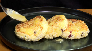 Полезный завтрак. Сырники с сушёной клюквой и витаминным соусом