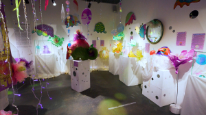 Ребёнку любого возраста — даже вечному и внутреннему: выставка «Зимой цветные снятся сны» Александы Коэн