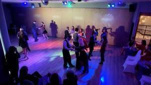 Часы репетиций и километры пройденных шагов. В Петербурге состоялся финал танцевального проекта Dance Media Party, который объединил сотрудников городских средств массовой информации