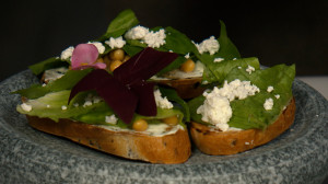 Полезный завтрак. Тосты с муссом из сливочного сыра, нутом и листьями салата