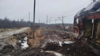 На станции под Петербургом обнаружили брошенный повреждённый локомотив