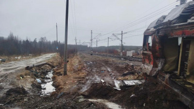 На станции под Петербургом обнаружили брошенный повреждённый локомотив