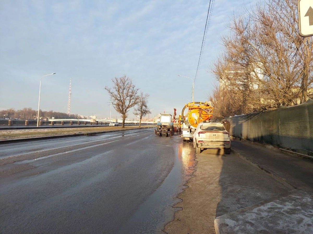 «Водоканал»: на Пироговской набережной выполнена очистка проезжей части от воды и наледи - tvspb.ru
