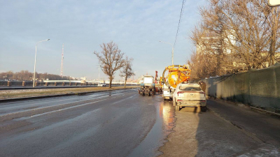 «Водоканал»: на Пироговской набережной выполнена очистка проезжей части от воды и наледи