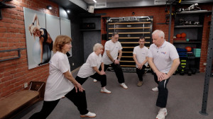 Зарядка для «серебряного» возраста. Упражнения для гибкости суставов плеч и локтей и на координацию