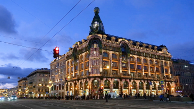 Александр Беглов: Дом Зингера встречает Новый год с новой художественной подсветкой