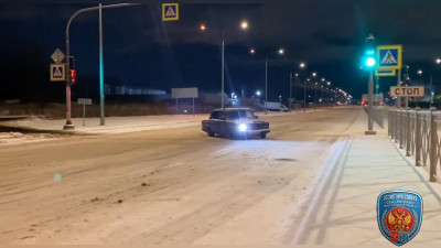 Дрифт ради лайков: троих водителей задержали на проспекте Маршала Блюхера