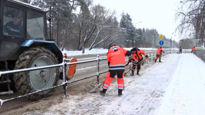 В Петербурге на борьбу со снегом вышли почти 900 единиц спецтехники и около тысячи дворников