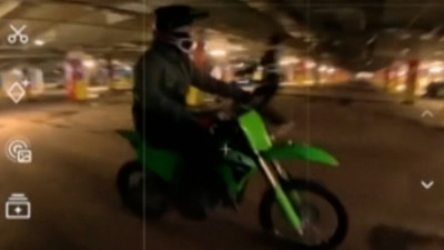 Подростки устроили дрифт на парковке ТЦ