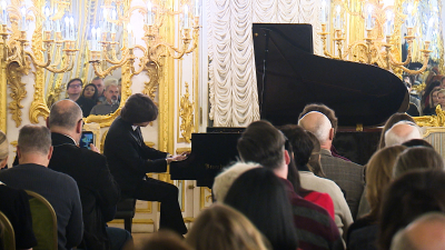 Пианист–феномен Илья Папоян выступил в Большом Петергофском дворце