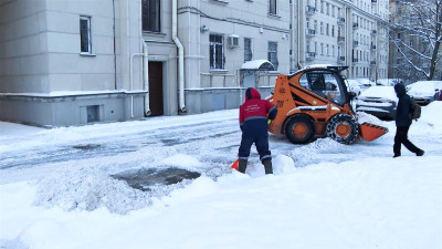Круглосуточная уборка: 950 единиц техники и 500 дворников вышли на улицы Петербурга