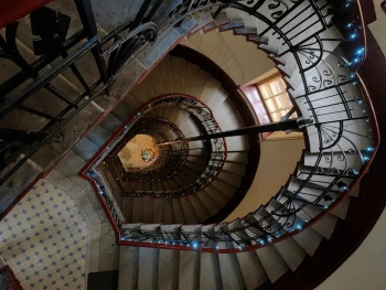 Новогоднее оформление подъездов в Петербурге продлится до 22 января по просьбе горожан