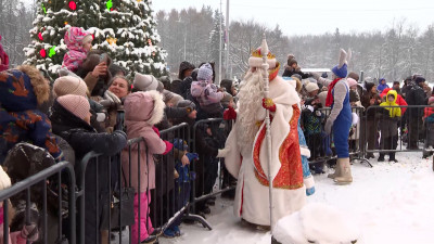 Поезд Деда Мороза вновь встретили на станции Новый Петергоф
