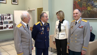 Александр Беглов и Александр Бельский поздравили почетного жителя Петербурга Василия Волобуева с днем рождения