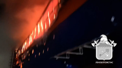 Огненный ангар 100 на 50 метров: в Ленобласти эвакуировали 10 человек из горящего общежития