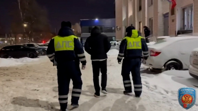 На проспекте Обуховской Обороны водитель «Лады» устроил опасные маневры перед тротуаром и был задержан